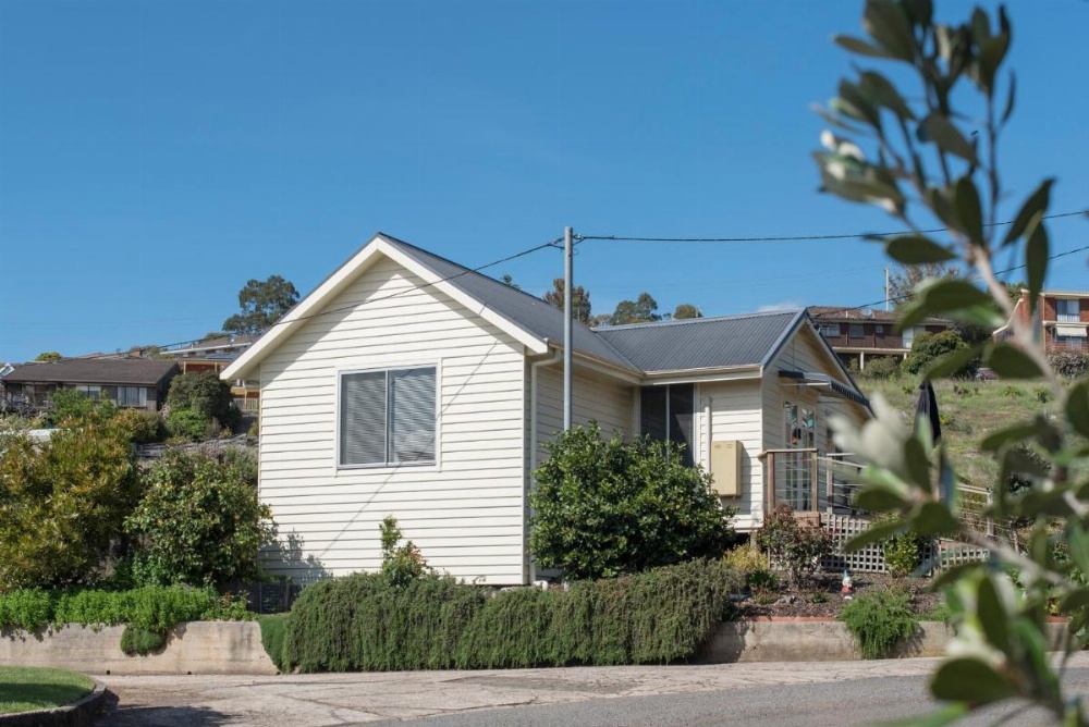 Two-Bedroom Cottage with Spa Bath